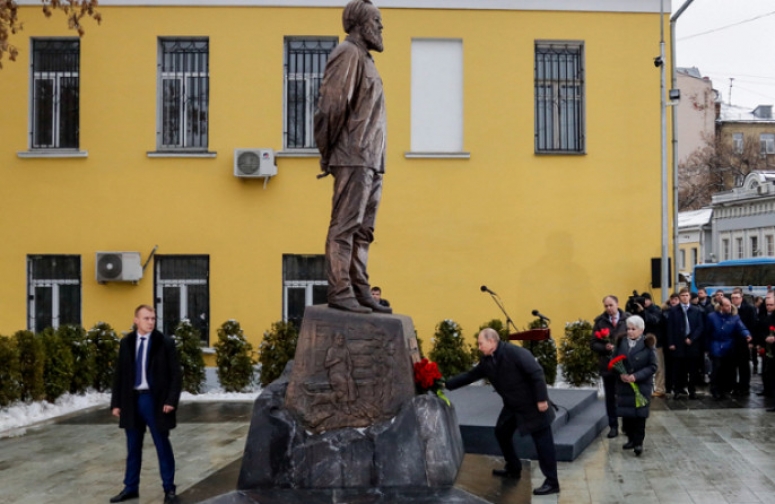 Зачем Путин открывал памятник Солженицыну