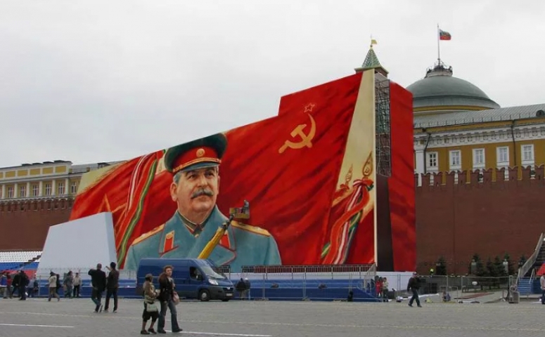 В Госдуме хотят запретить драпировку Мавозолея и вернуть портрет Сталина на 9 Мая