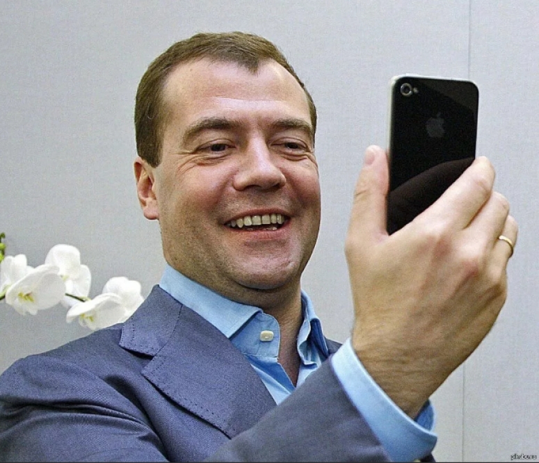 Совести нет, но они держатся! Медведев, неоконы и неофашизм в России
