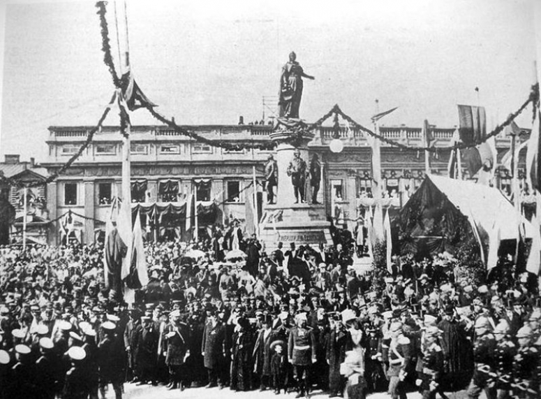 Нацисты возвращают Екатерининской площади имя Адольфа Гитлера. Что происходит в Одессе?